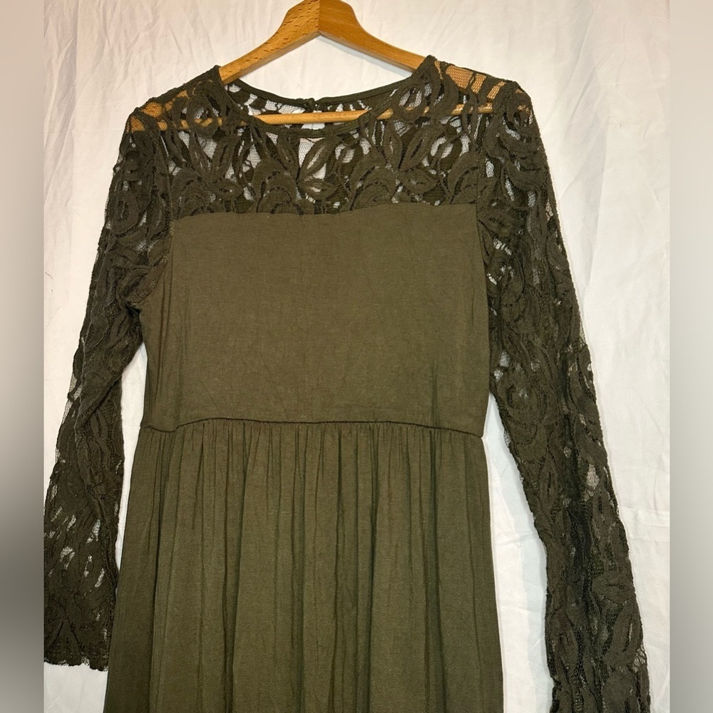 PinkBlush Women’s Long Green Dress Size Medium with  Lace Arms Key Hole back - Picture 2 of 13